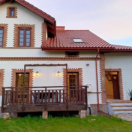 Nobles W Spokojnej Okolicy W Poblizu Jeziora