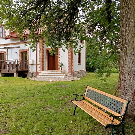 Nobles W Spokojnej Okolicy W Poblizu Jeziora